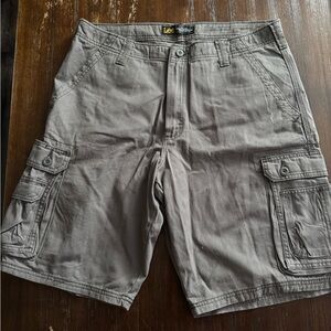 Lee Men’s Gray Cargo Shorts with Multiple Pockets
